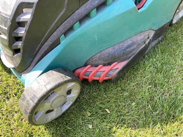 Grass combs that allow the The battery that comes with the Bosch Rotak 37 LI Ergoflex Cordless Lawn mower mow to the edge of lawns and against fences
