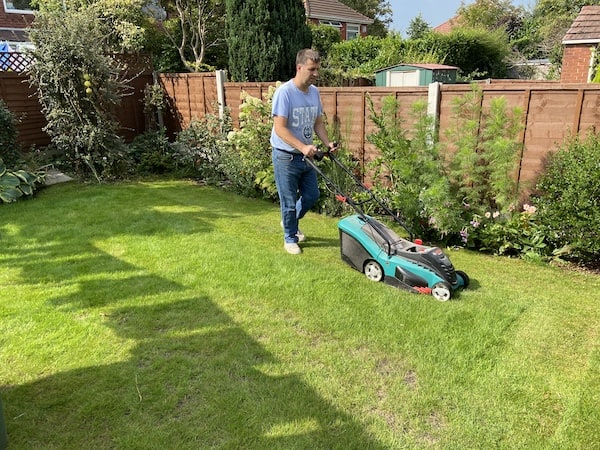 Mowing the lawn with the Bosch 370Li which have proven to be super reliable and well built