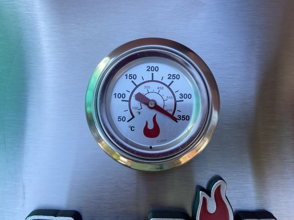 Temperature gauge to monitor temperature inside while cooking