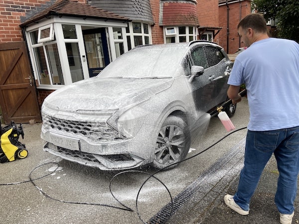 Cover the Kia sportage with snow foam