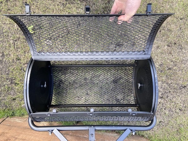 The large hinged door on my Walensee 24-inch Compost Spreader make it easy to fill and emtpy
