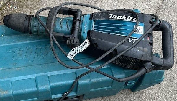 Makita HM1214C/2 SDS-Max AVT Demolition Hammer perfect for more heavy duty demolition work