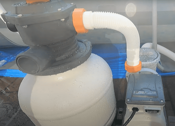 Bestway Flowclear Sand Filter System with ChemConnect in rinsing model, clean the sand and diverts the dirty water