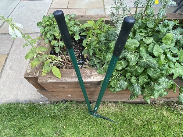 Consider the handles when choosing a pair of lawn edging shears