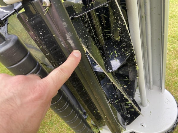 5 super shape blades that cut the grass like scissors as they cut against the fixed blade as the 5 blades rotate.