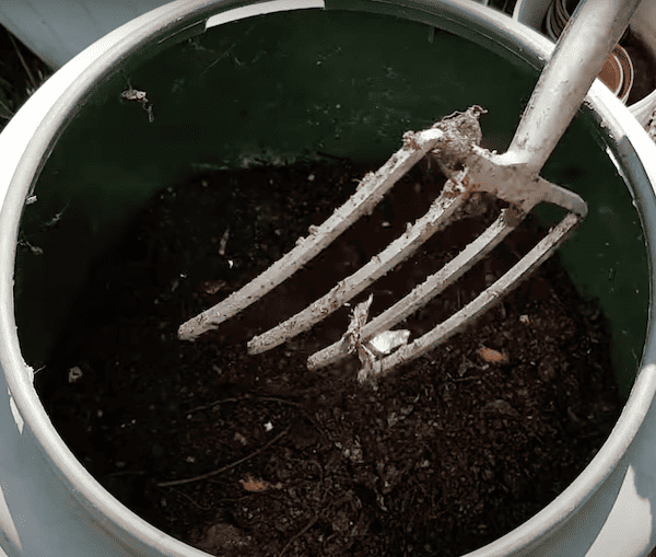 Aerating compost waste to improve composting 